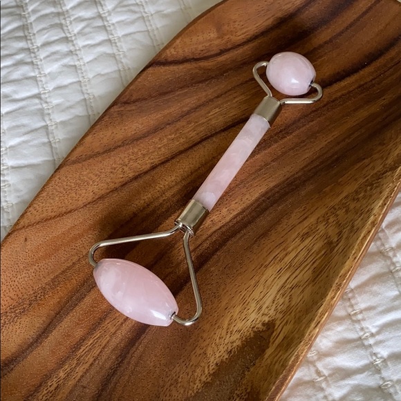 Skin Gym Rose Quartz Face Roller - Picture 4 of 6